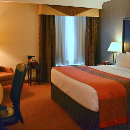 Hamilton Plaza Hotel And Conference Centre Екстер'єр фото